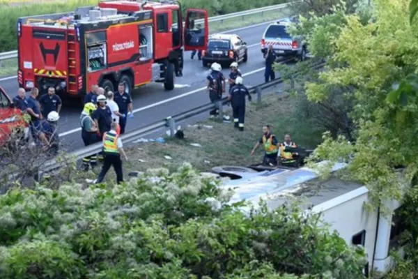 Accident CUMPLIT în Ungaria! 8 oameni MORȚI și 42 RĂNIȚI după ce un autocar a lovit pilonul unui viaduct