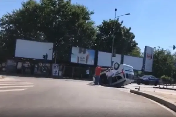 Accident spectaculos în Băneasa: o mașină s-a RĂSTURNAT
