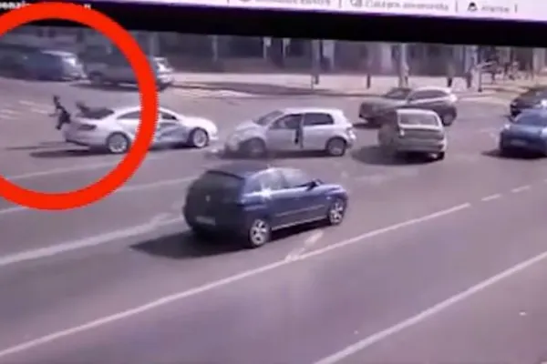 VIDEO - Momentul în care un șofer și pasagerul lui o iau la fugă după un accident, în Iași. Ce au descoperit poliţiştii la fața locului