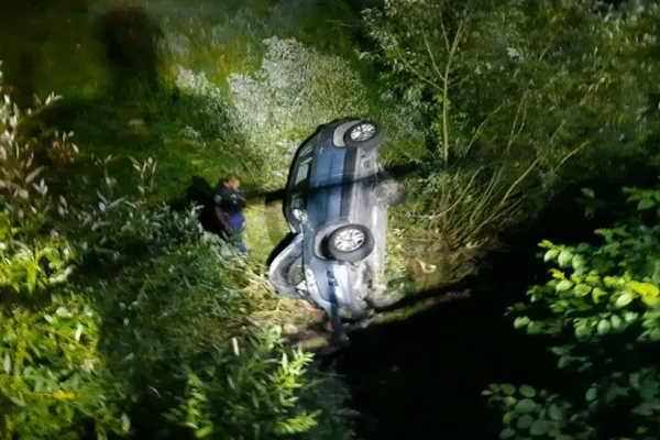 Accident CUMPLIT, în Mureș. Cinci tineri au căzut cu maşina într-o râpă de 6 metri