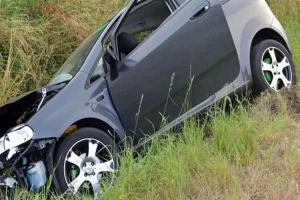 Accident VIOLENT, în Ploiești: un minor a fost rănit. Șoferul de 80 de ani a intrat cu mașina în șanț