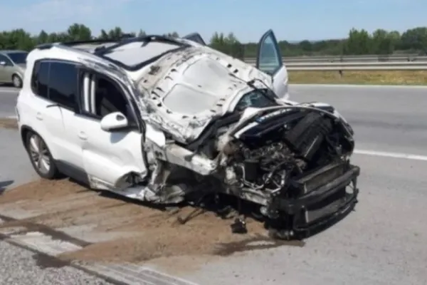 Accident cumplit, în Ungaria. Femeie însărcinată, aruncată pe geamul mașinii, în urma unui impact violent