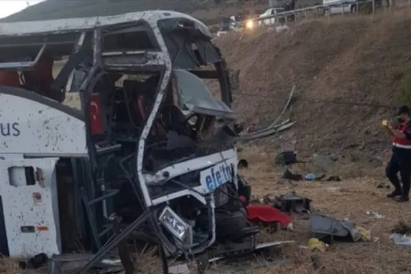 14 oameni au murit într-un accident rutier teribil - Un autobuz s-a răsturnat