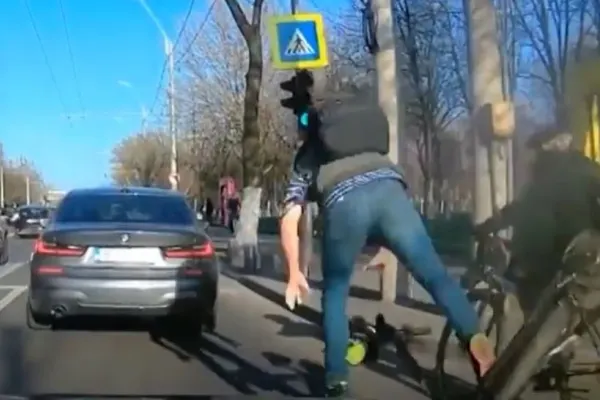 Trotinetele electrice, pericol pentru pietoni, cât și pentru șoferi - Imaginile cu cele mai grave accidente