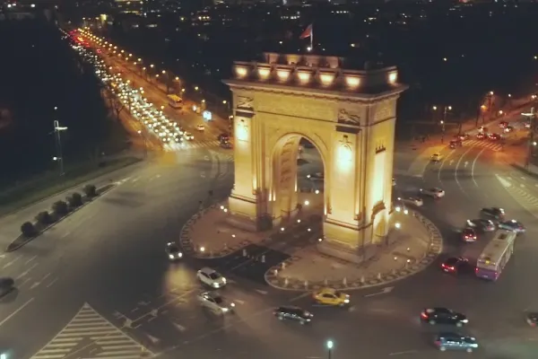 Circulație deviată în Piața Arcul de Triumf, după ce un bărbat a amenințat că-și dă FOC! INTERVENȚIE urgentă a polițiștilor