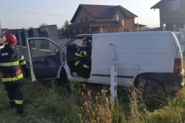 Accident devastator, în Argeş. Şofer mort și pasager rănit grav, după ce mașina în care se aflau s-a izbit de un gard