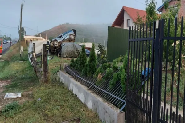 Accident spectaculos: a zburat cu maşina peste gard şi a aterizat pe un autoturism parcat într-o curte