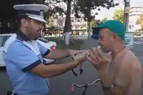 VIDEO Biciclist mult prea beat ca să poată sufla în etilotest. Avea o alcoolemie de peste 1 la mie