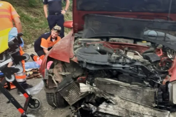Accident cumplit în Botoșani. Patru victime, după ce mașina în care se aflau s-a izbit de un cap de pod