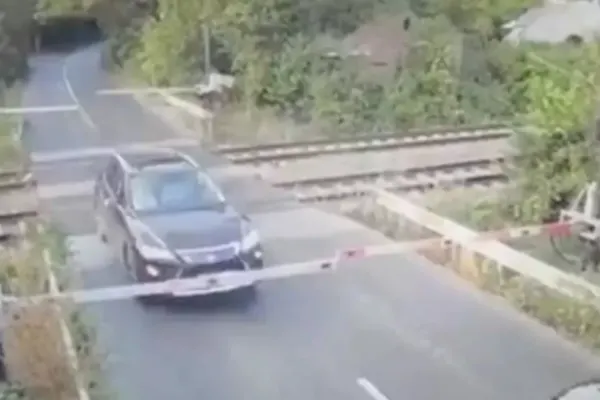 Răsturnare de situație - Cine era bărbatul care a rupt barierele de la calea ferată și s-a răsturnat cu mașina - Polițiștii, uimiți când și-au dat seama