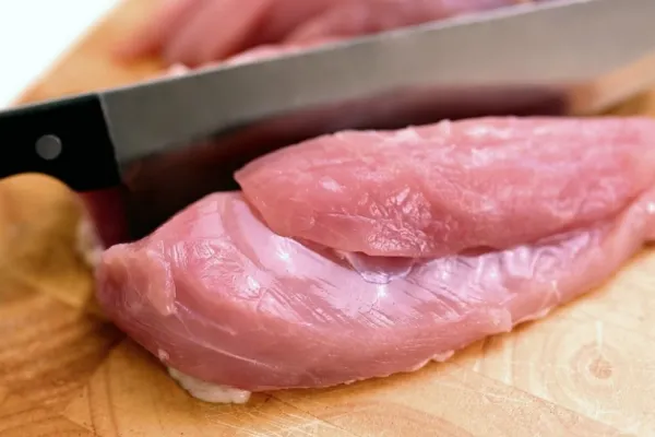 Carnea de pui, PERICOL pentru sănătate. Dezvăluiri ŞOCANTE despre hormonii de creştere din carnea albă