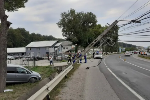 Accident GRAV, în Cluj: 3 victime, în urma unui impact VIOLENT cu un stâlp - FOTO