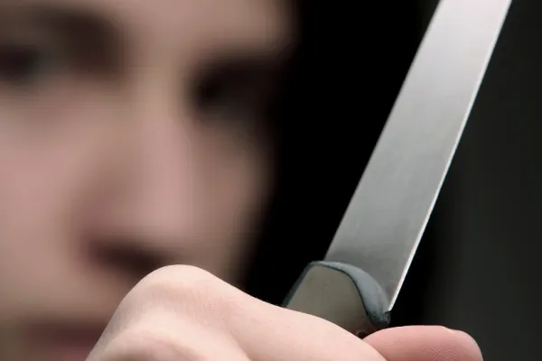 Femeie, arestată la domiciliu, după ce și-a înjunghiat soțul cu un cuțit. Ce au descoperit polițiștii - Caz tulburător la Galați