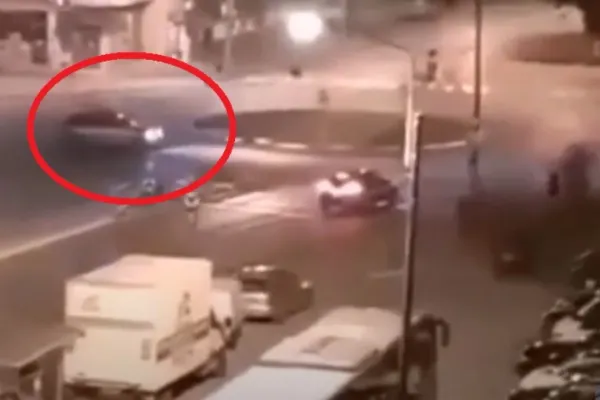VIDEO - Un șofer din Hunedoara, filmat când făcea drifturi în sensul giratoriu - Ce i-au făcut polițiștii