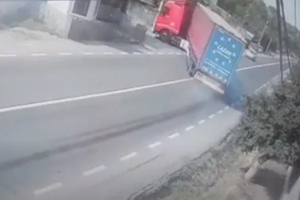 VIDEO | Un șofer de TIR din Galați a evitat o tragedie. A tras brusc de volan și a intrat într-un gard, pentru a salva viața unui pieton