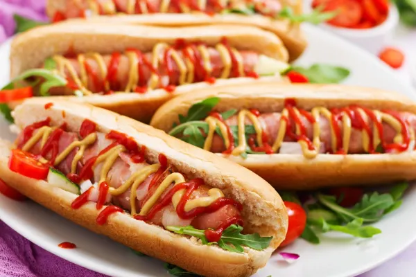 Alimentele banale care sunt un real pericol pentru sănătate. Sunt cancerigene și depășesc doza de sare zilnică recomandată cu 200%