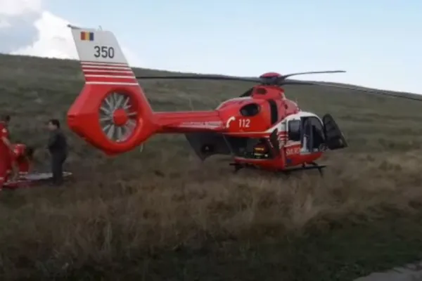 VIDEO Accident cumplit. S-au răsturnat cu mașina în baraj. Pasagerul a fost dus cu elicopterul SMURD la spital