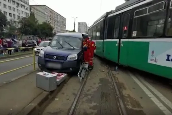 VIDEO | Accident grav în Iași. O mașină a intrat într-un tramvai. O persoană este rănită