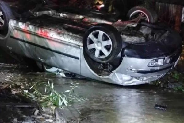 Accident grav, în județul Neamț: o victimă, după ce s-a răsturnat cu mașina într-un pârâu