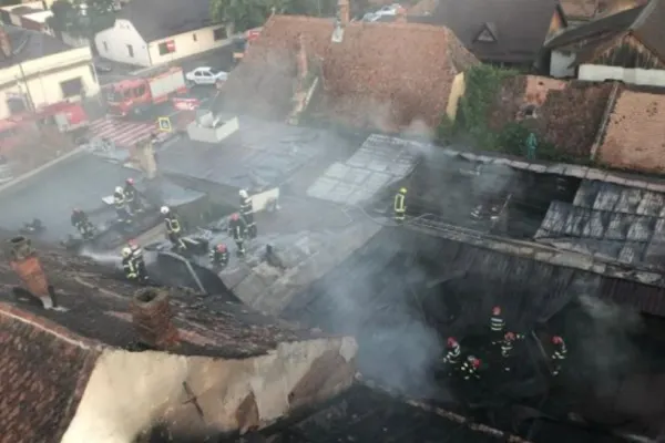 Incendiu uriaș în centrul Brașovului. Un restaurant și 2 depozite s-au făcut scrum