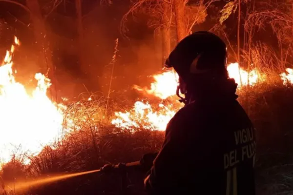 Un incendiu a distrus jumătate din vegetaţia insulei vulcanice Stromboli, din Italia. Autoritățile intenționează să declare "stare de dezastru natural"