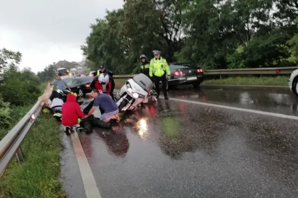Accident grav, în Suceava: 2 răniţi după ce s-au răsturnat cu motocicleta - FOTO