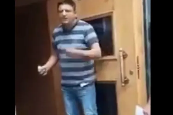 VIDEO | Un bărbat amenință cu detonarea unei grenade în sediul guvernului din Ucraina