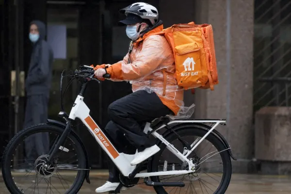 Fost ministru în Afganistan, acum livrează pizza pe bicicletă, în Germania