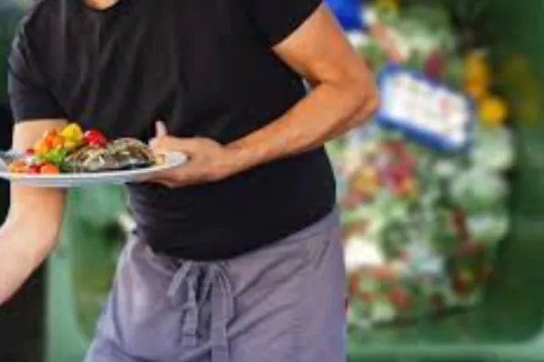 Românii aruncă anual la gunoi peste 1,35 de milioane de tone de mâncare - 70 de kilograme de alimente pe cap de locuitor ajung la tomberon