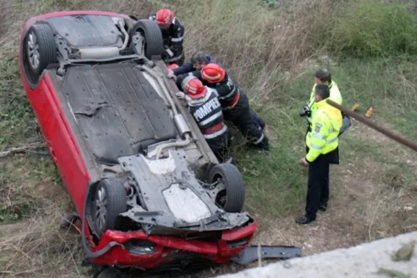 TRAGEDIE în Caraș-Severin: Un copil de 4 ani A MURIT, alți 3 afectați după ce mașina condusă de mama lor s-a răsturnat - ȘOCANT ce au găsit polițiștii