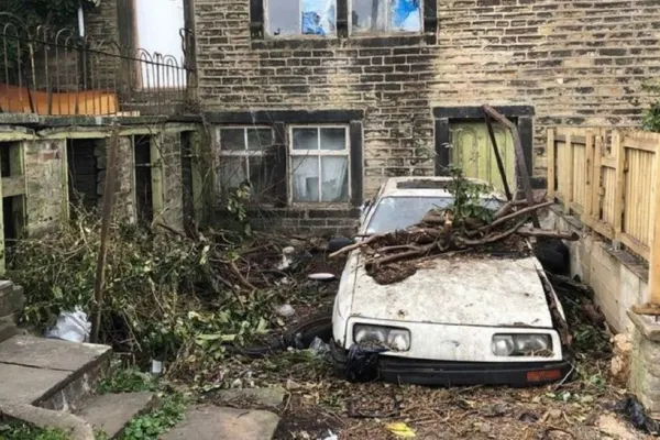 Caz înfiorător, în Anglia. Trupul mumificat al unui bărbat, găsit în casă, la un an de la moarte. Un copac începuse să crească prin capota maşinii