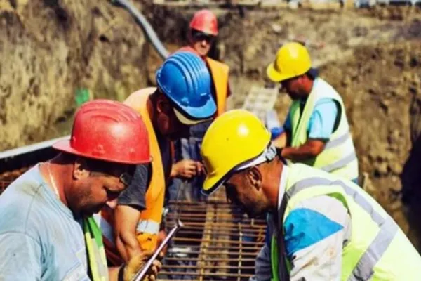 Guvernul vrea mai puțini muncitori străini în România, pentru a masca valul de DISPONIBILIZĂRI din perioada următoare