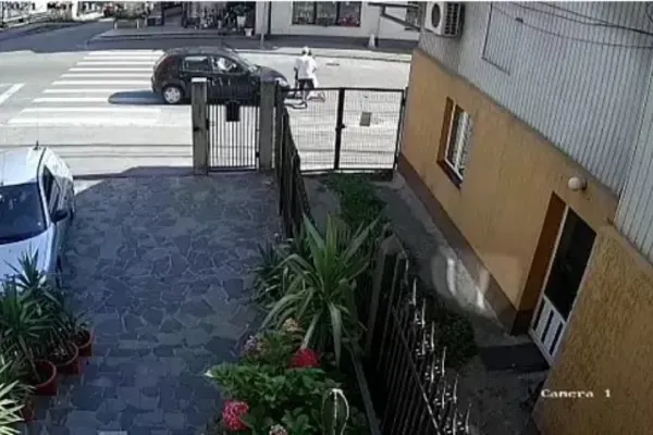 Imagini șocante, în Satu Mare: pietoni spulberați pe trecere. Șoferița vinovată a încurcat pedalele