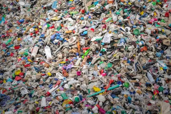 După 2 ani de amânări și tergiversări, Guvernul a adoptat azi ordonanța antiplastic