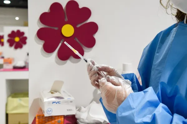 Cu una dintre cele mai mici rate de imunizare din Uniunea Europeană, România pregătește a 3-a doză de vaccinare