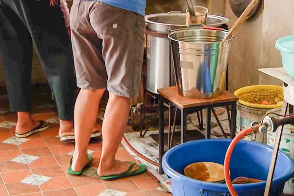 VIDEO - Local central, ÎNCHIS de inspectorii ANPC: alimente EXPIRATE de ani de zile!