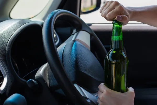 Scandal în trafic, după ce o șoferiță BĂUTĂ a fost oprită de polițiști: "Băi tâmpitule, nu sunt beată!"