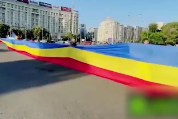 Protest inedit în fața Guvernului. A fost întins un steag lung de zeci de metri: Protestatarii cer DEMISIA lui Florin Cîțu