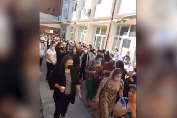 VIDEO | 7 zile de proteste în curtea școlii din Filiași. Directori fără concurs, schimbați pe bandă rulantă