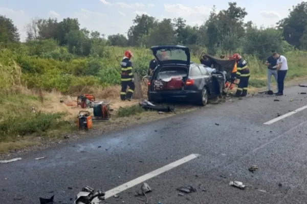 FOTO Un nou accident INFIORĂTOR. 2 morți și un copil rănit, după ce un autoturism s-a izbit de un TIR, în jud. Ialomița