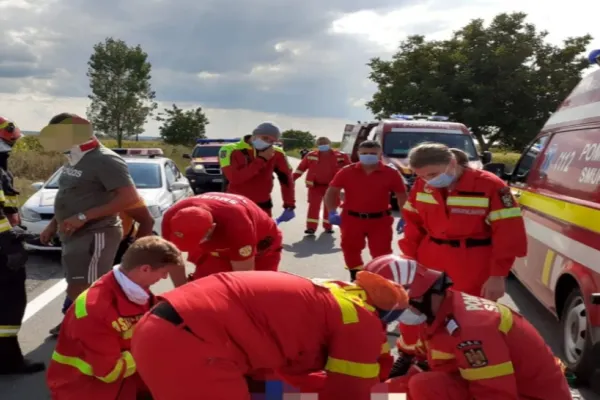 Accident îngrozitor, în Bacău - Un autocar cu 29 persoane, între care doi copii, s-a izbit violent de o autoutilitară - Mai multe victime