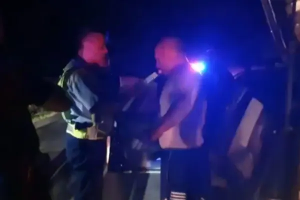 Îmbrăcat doar în bermude, un șofer beat a vrut să conducă din județul Prahova până pe litoral. Incredibil cu ce alcoolemie a fost prins de polițiști - VIDEO