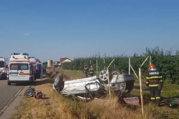 Accident auto grav în județul Suceava. Doi morți și trei răniți în urma răsturnării unui autoturism în rîpă