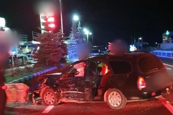 Accident cu 6 persoane la Suceava între un microbuz și o mașină: 2 răniți au ajuns la spital