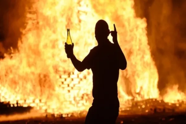 Caz șocant, în Suceava. Un bărbat a încercat să incendieze casa soacrei – A fost arestat de polițiști
