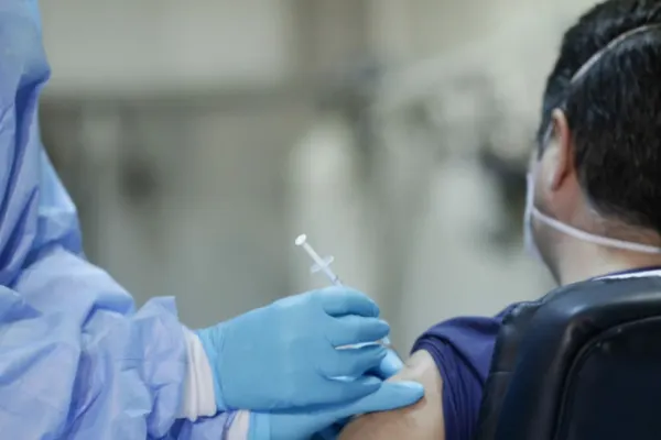 Vaccinarea la domiciliu și în ambulatoriile de specialitate, aprobate de Guvern. Ce prevede noua OUG