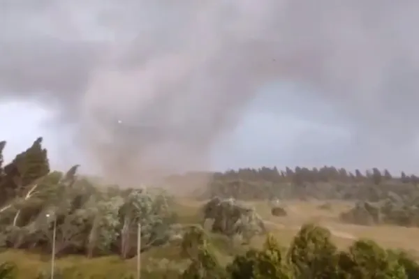 Tornadă URIAȘĂ: 3 morți și 1.500 de case distruse, în Rusia