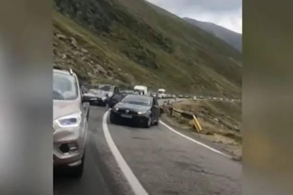 VIDEO - Imagini halucinante pe Transfăgărășan - Șoferii au început să se ia la bătaie