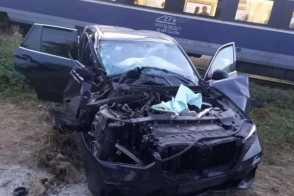 Accident teribil pe calea ferată. Un tren care circula între Constanța și Mangalia a lovit o mașină: 2 răniți