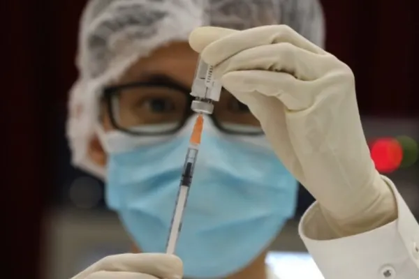 Medicii care refuză vaccinarea anti-COVID nu vor mai fi obligați să se testeze pe banii lor. Ce spune Ministerul Sănătății